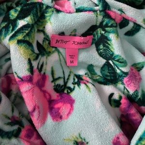 Short fuzzy bathrobe